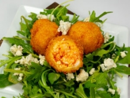 Buffalo Chicken Mac & Cheese Popper